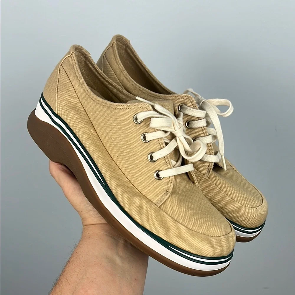 Clarks tan canvas lace up walking shoes size 8